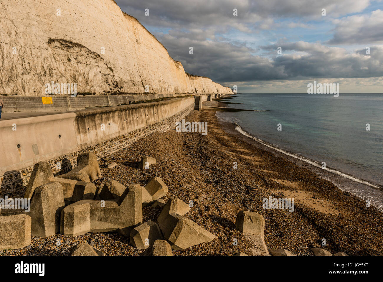 Costiera di Brighton marciapiede lungo la bianca scogliera vicino a Brighton Marina, East Sussex, Regno Unito Foto Stock