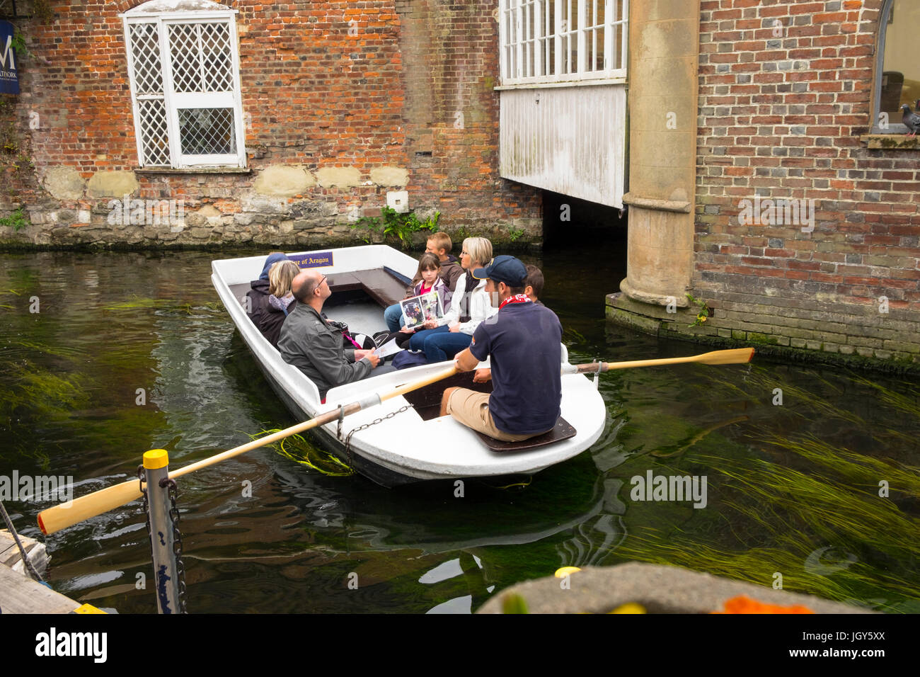 Canterbury storica sul fiume tour guida e per i passeggeri in un viaggio punt sul fiume stour o grande stour nel centro della città Foto Stock