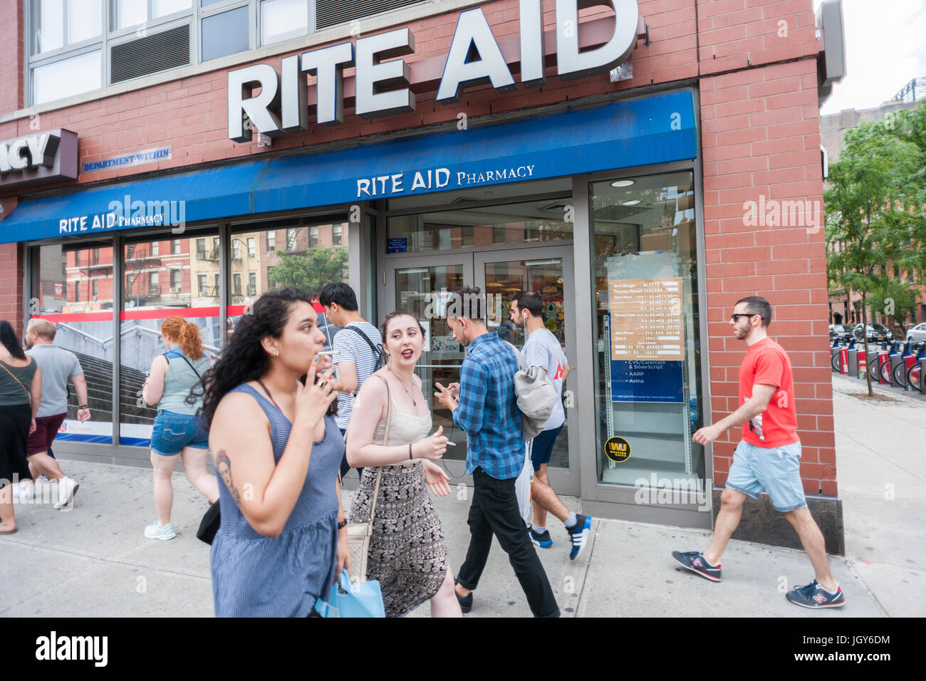 Un negozio nel rito aiuto farmacia catena in New York giovedì 6 luglio, 2017. Walgreen stivali alleanza permetterà di acquistare rito 2,186 negozi aiuti e Associati di inventario e di distribuzione per $5.175 miliardi di rinunciare al suo piano originale per acquisire aiuto di rito di fronte possibile ostruzione della FTC. (© Richard B. Levine) Foto Stock