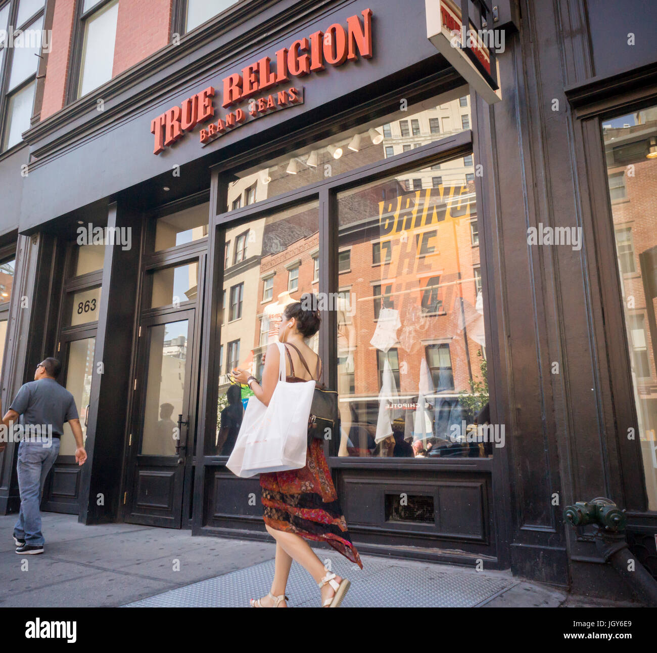 Una vera e propria religione jeans store a New York il Mercoledì, 5 luglio 2017. Sellati con debito, vera religione ha unito ad altri rivenditori e ha archiviato per un pre-confezionati Capitolo 11 il fallimento. (© Richard B. Levine) Foto Stock