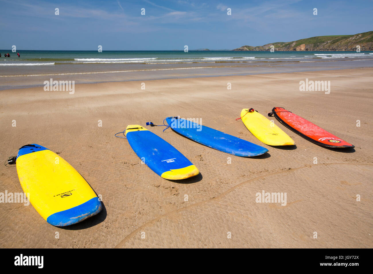 Tavole da surf su Newgale Sands in Pembrokeshire, Wales, Regno Unito. Foto Stock