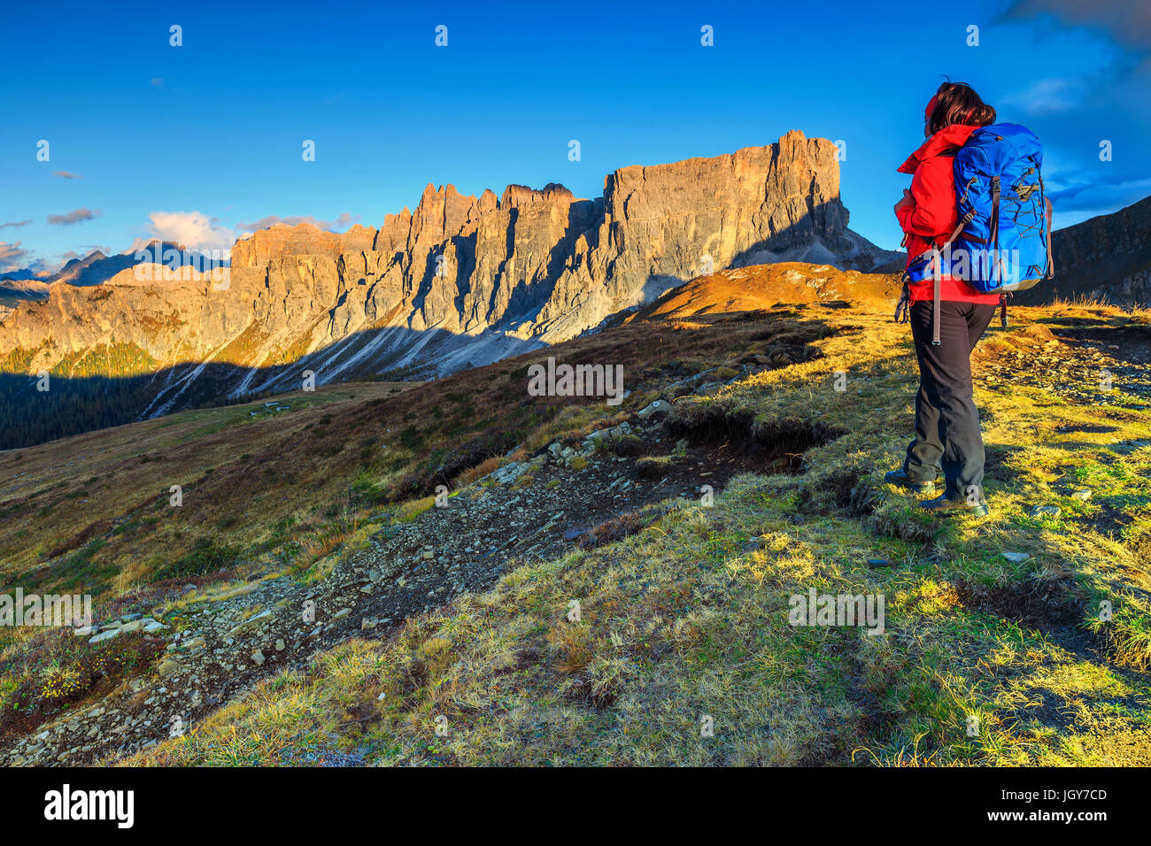 Escursionista donna con zaino e attrezzatura di montagna,guardando vista Dolomiti, Italia, Europa Foto Stock