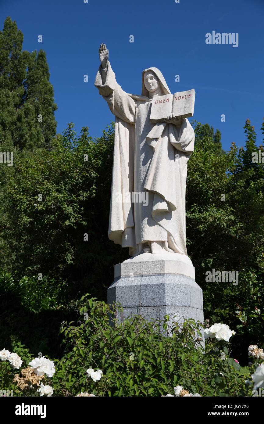 Francia, Région Normandie (ancienne Basse Normandie), Calvados, Pays d'Auge, Lisieux basilique Sainte-Thérèse, Statua de Sainte Thérèse à l'entrée de la Basilique, fotografia Gilles Targat Foto Stock