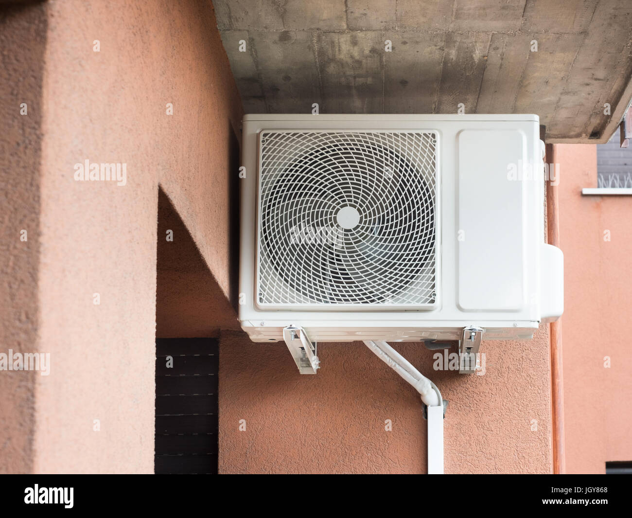 Il condizionatore d'aria motore esterno montato su una parete Foto stock -  Alamy