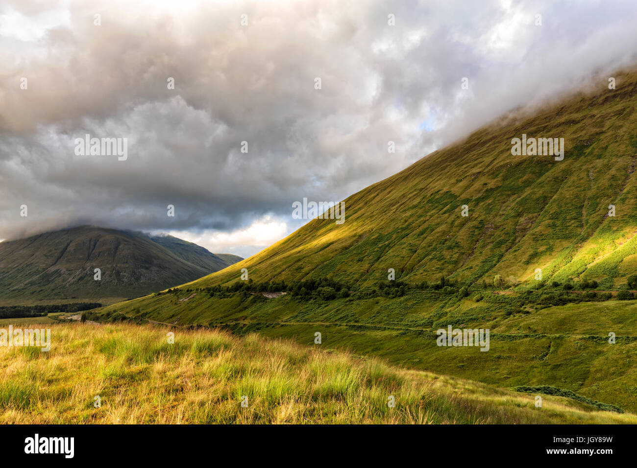 Nuvole di raccogliere oltre Beinn Dorain e Beinn Odhar nel west highland della Scozia, Regno Unito. Foto Stock