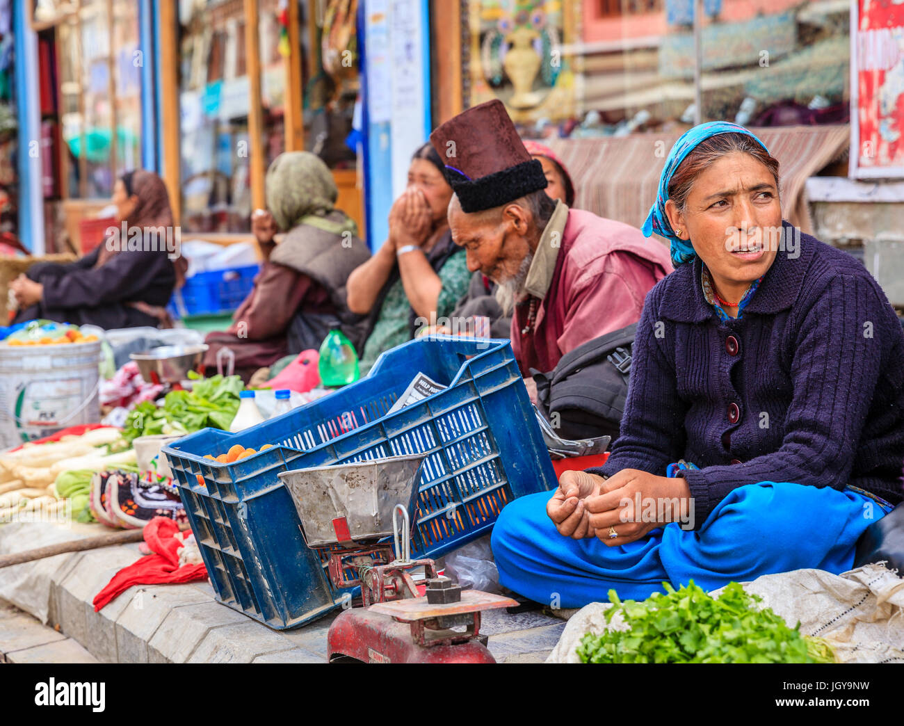 Leh, Ladakh, India, luglio 12, 2016: produrre fornitori su un marciapiede mercato di Leh, Ladakh distretto dello stato del Kashmir, India Foto Stock