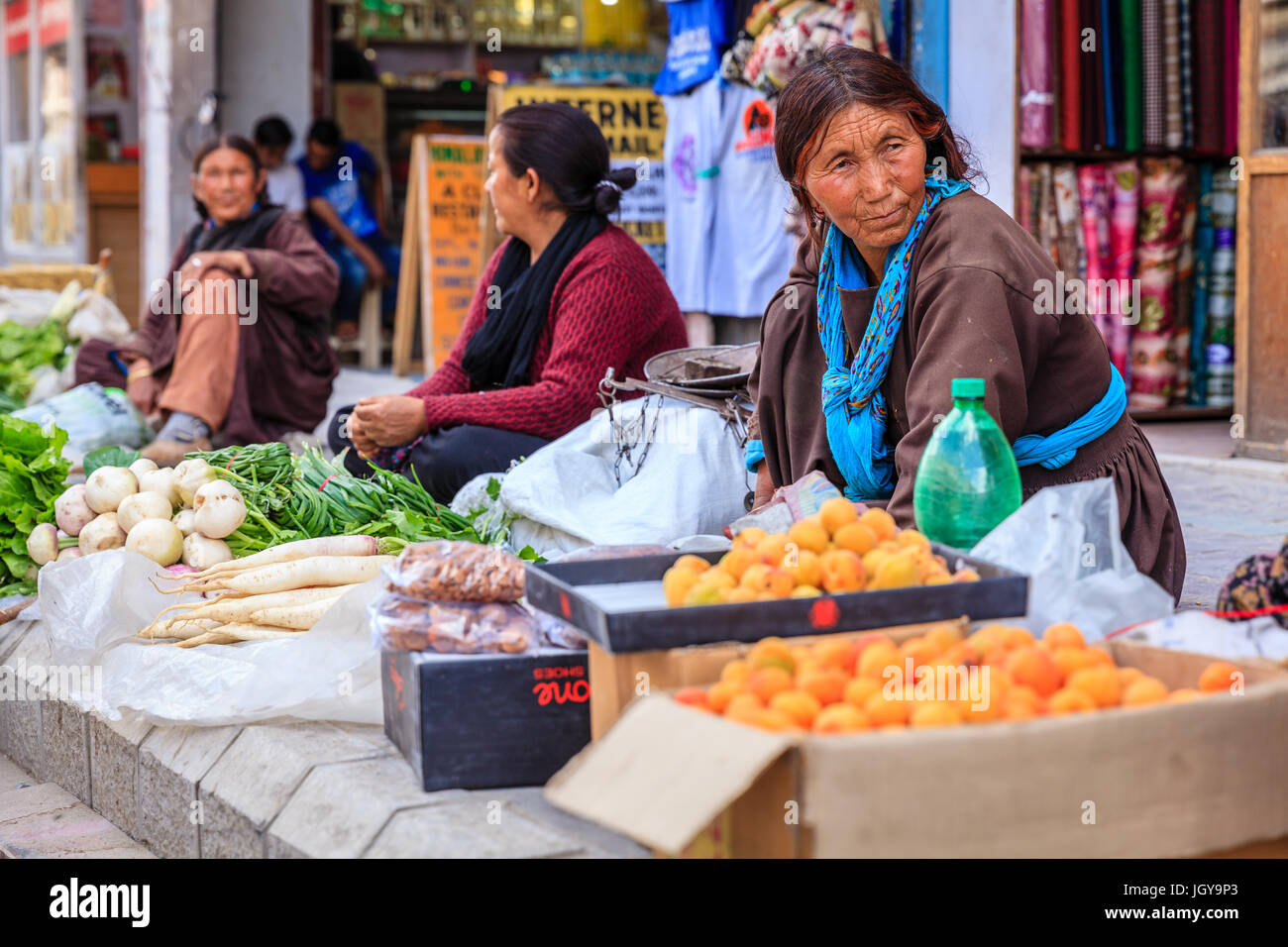 Leh, Ladakh, India, luglio 12, 2016: produrre fornitori su un marciapiede mercato di Leh, Ladakh distretto dello stato del Kashmir, India Foto Stock
