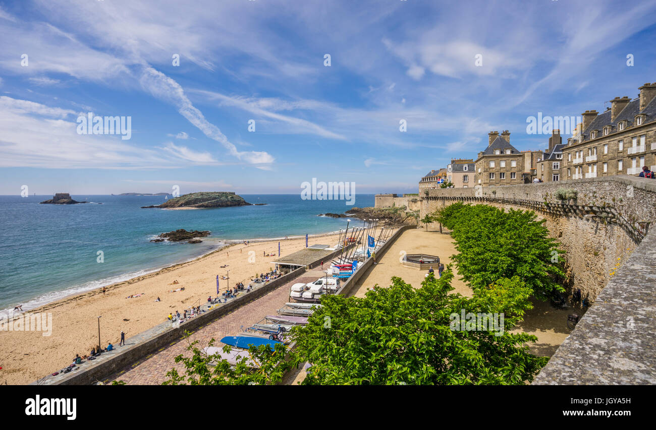 Francia, Bretagna, Saint-Malo, vista di Plage de Bon Secours beach, Petits Murs Garden e la parete della città Foto Stock