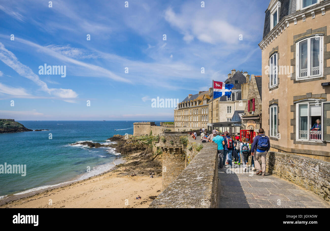 Francia, Bretagna, Saint-Malo, vista di Plage de Bon Secours spiaggia dalle antiche mura della città murata Foto Stock
