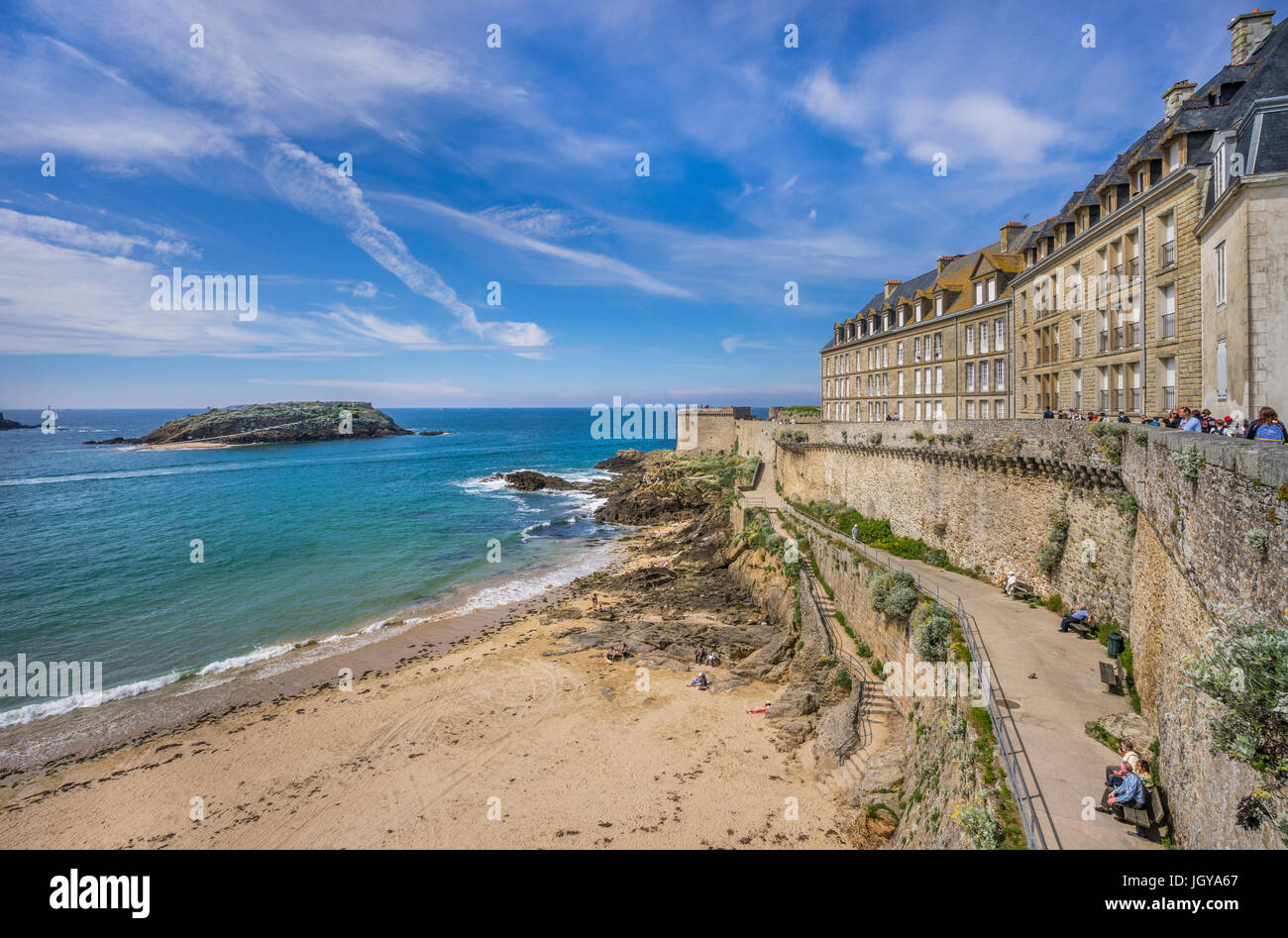 Francia, Bretagna, Saint-Malo, vista di Plage de Bon Secours spiaggia dalle antiche mura della città murata Foto Stock