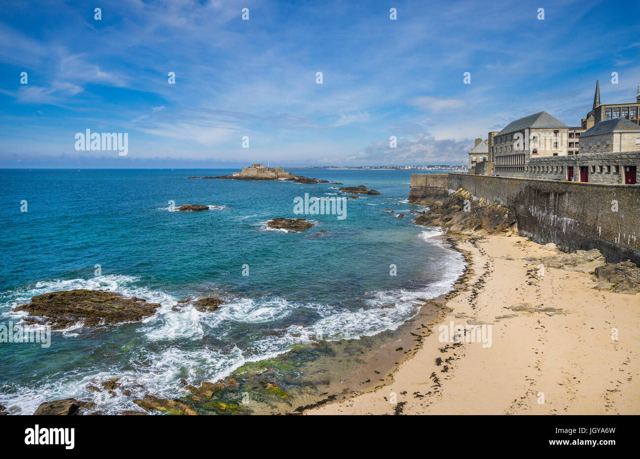 Francia, Bretagna, Saint-Malo, vista di Plage de Bon Secours beach e la parete della città Foto Stock