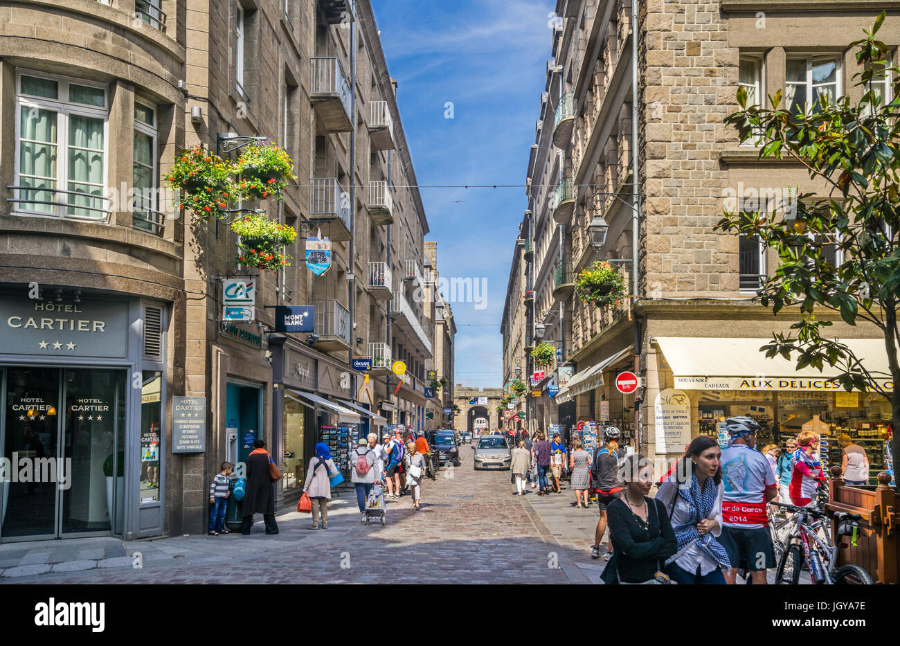 Francia, Bretagna, Saint-Malo, Intra Muros, vista di Rue Saint Vincent con il Saint Cincent city gate in background Foto Stock