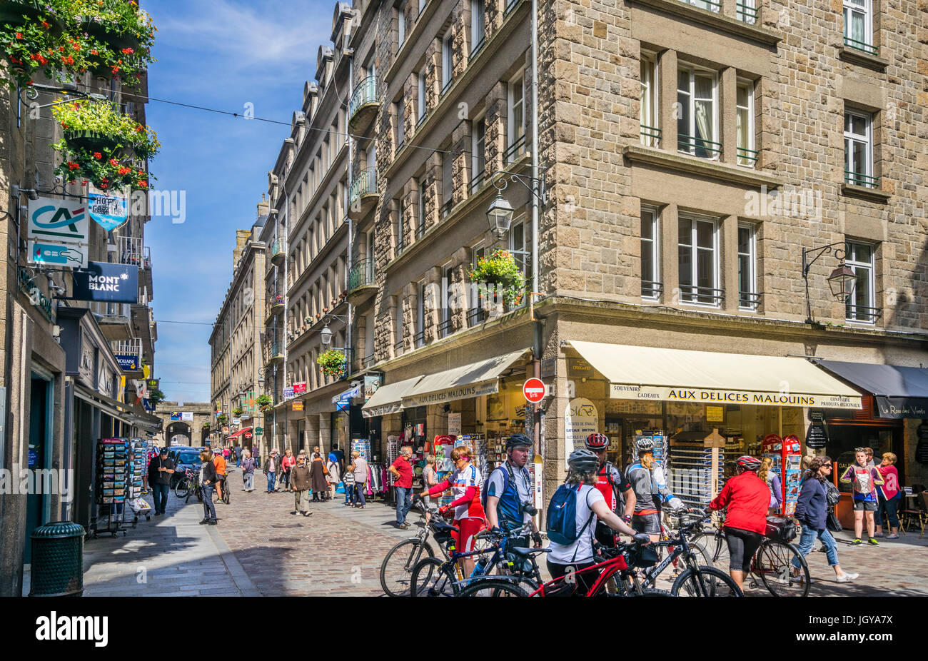 Francia, Bretagna, Saint-Malo, Intra Muros, vista di Rue Saint Vincent con il Saint Cincent city gate in background Foto Stock
