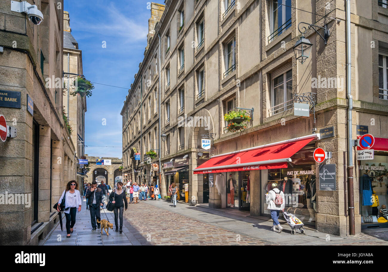 Francia, Bretagna, Saint-Malo, Intra Muros, vista di Rue Saint Vincent con il Saint Cincent city gate in background Foto Stock