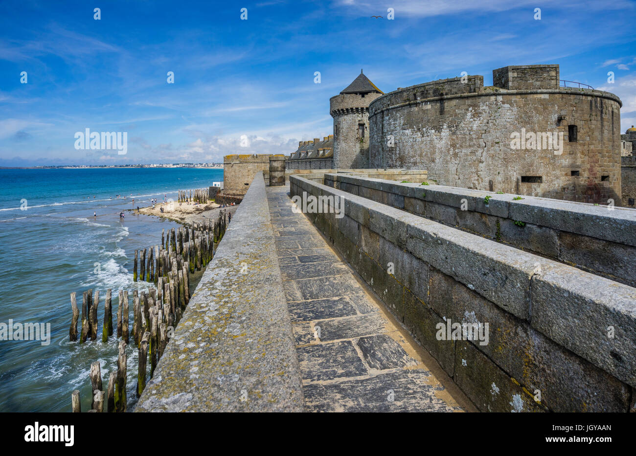 Francia, Bretagna, Saint-Malo, vista di Chateau Gailard e parete della città le fortificazioni Foto Stock