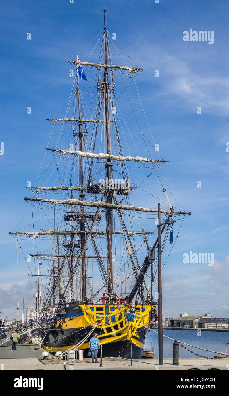 Francia, Bretagna, Saint-Malo, porta la tre-masted frigate Etoille du Roy rappresenta un Nelson-età nave da guerra Foto Stock