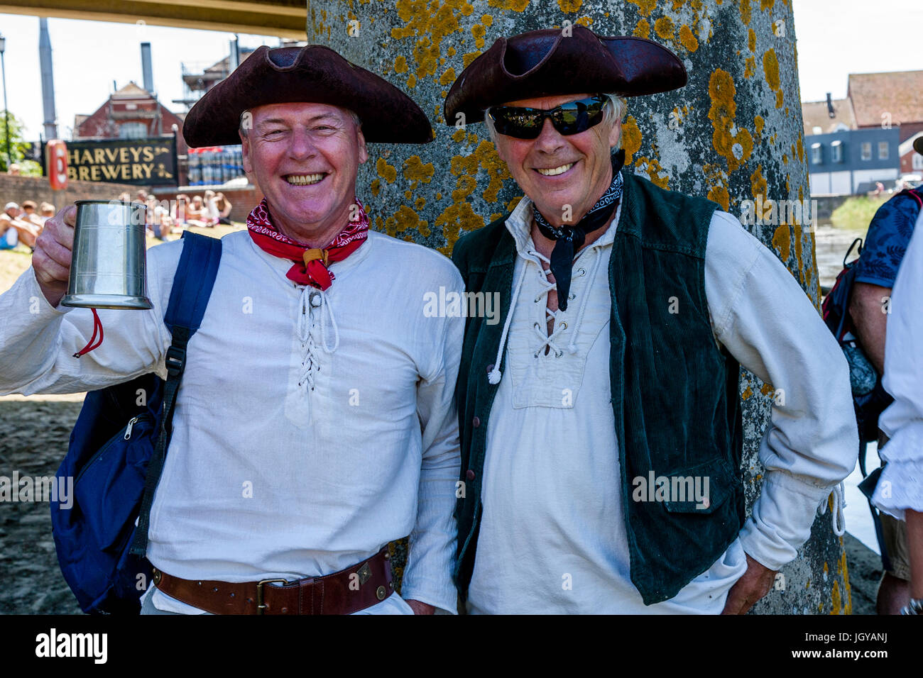 Locali di persone vestite come pirati pongono per fotografie all'annuale Lewes zattera gara sul fiume Ouse 'Ouseday' Lewes, Sussex, Regno Unito Foto Stock