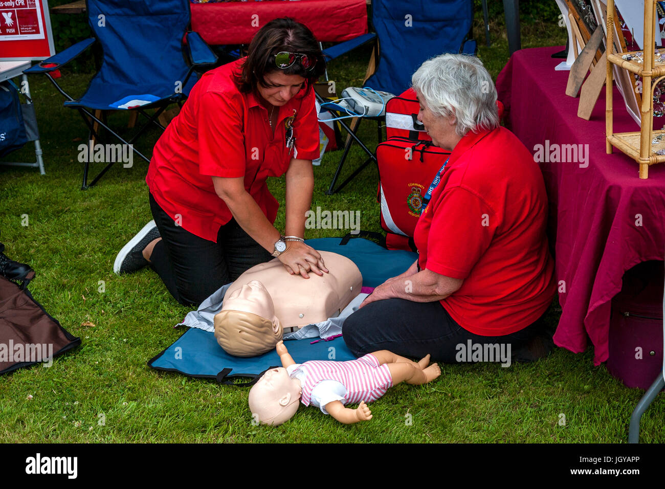 ChestCommunity primi responder dimostrare la vita tecniche di risparmio presso il Villaggio Fairwarp Fete, Fairwarp, East Sussex, Regno Unito Foto Stock