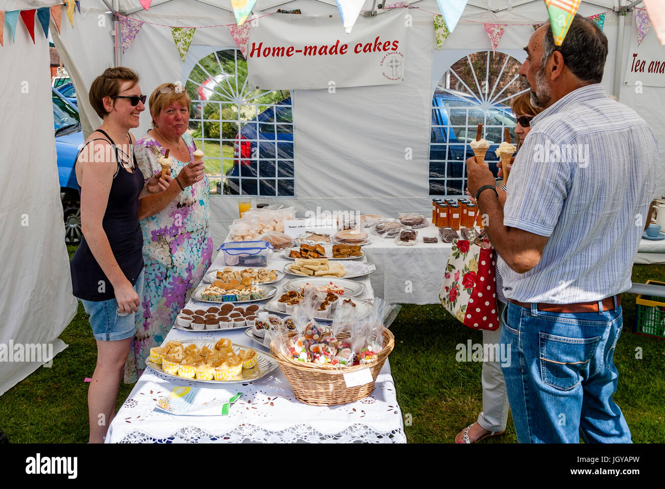 Una torta in stallo presso il Villaggio Fairwarp Fete, Fairwarp, East Sussex, Regno Unito Foto Stock