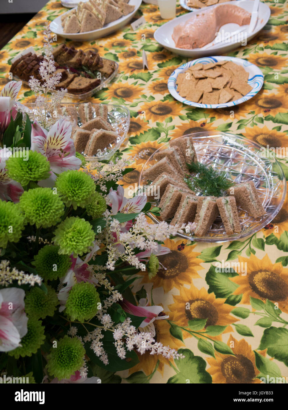 Onorevoli un pranzo completo con salmone e stampo finger sandwiches. Foto Stock