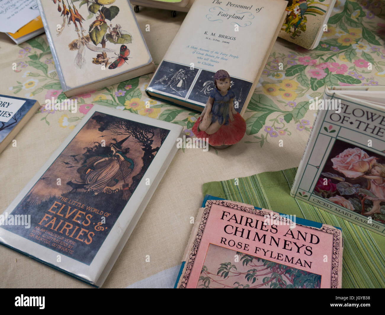 Un display di vintage libri di fate e folletti Foto stock - Alamy