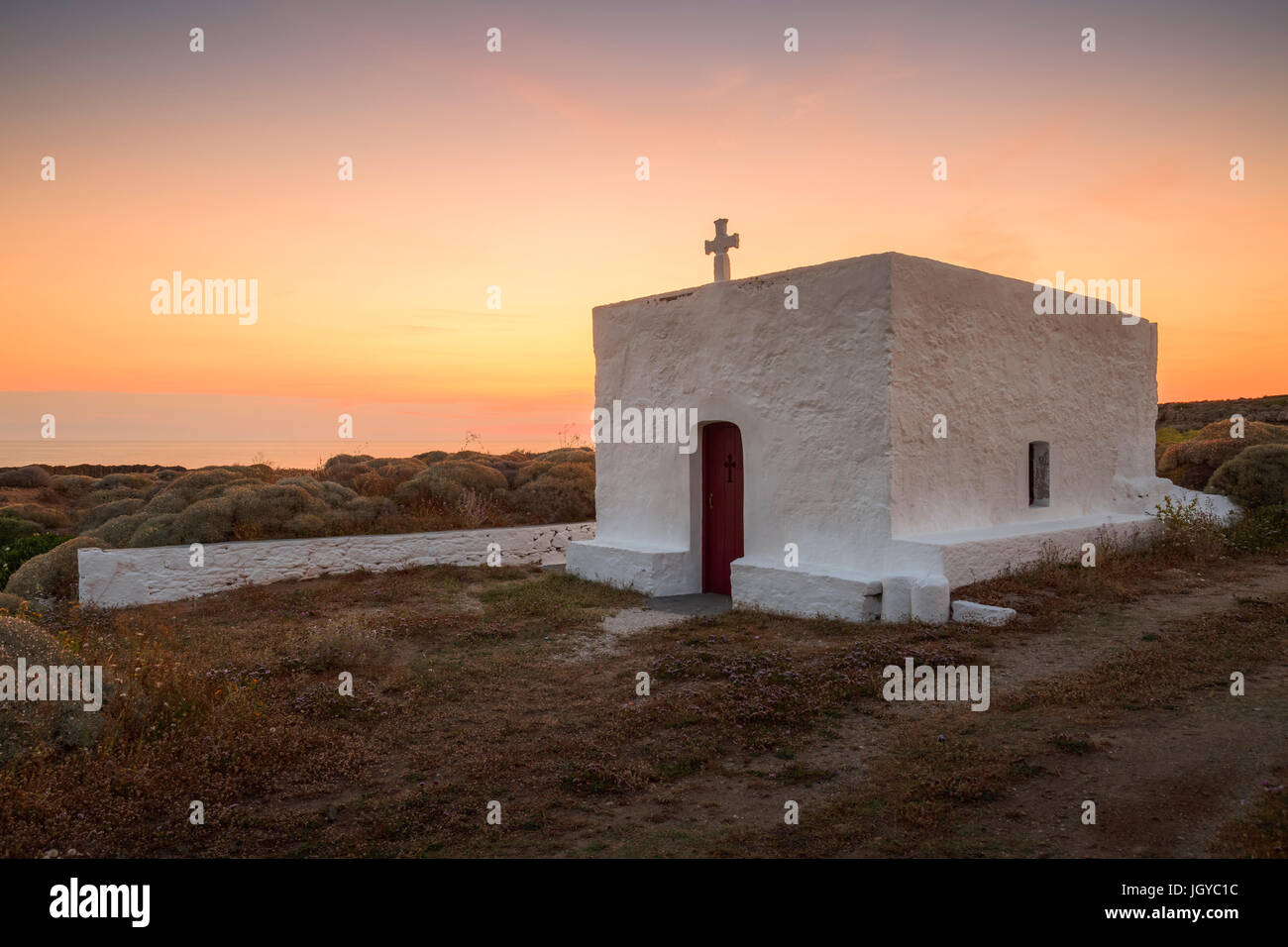 Piccola chiesa sulla costa vicino al villaggio di Molos di Skyros Island, Grecia. Foto Stock