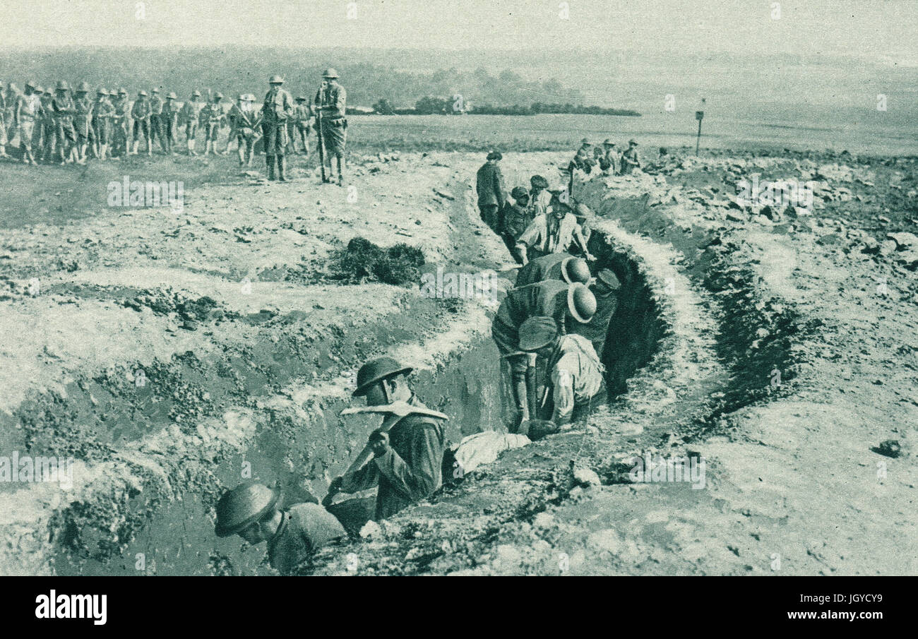 Le truppe degli Stati Uniti imparare a fare trincee finali training camp, 1917 Foto Stock