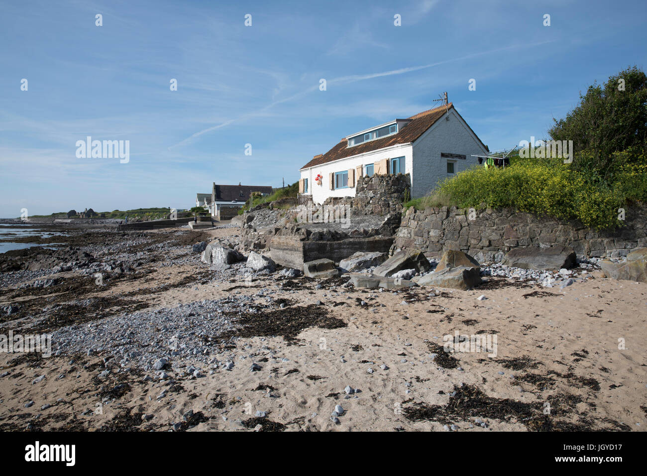 Costruito in pietra cottage sul mare a Port Eynon beach, Gower, Swansea, Regno Unito. Foto Stock