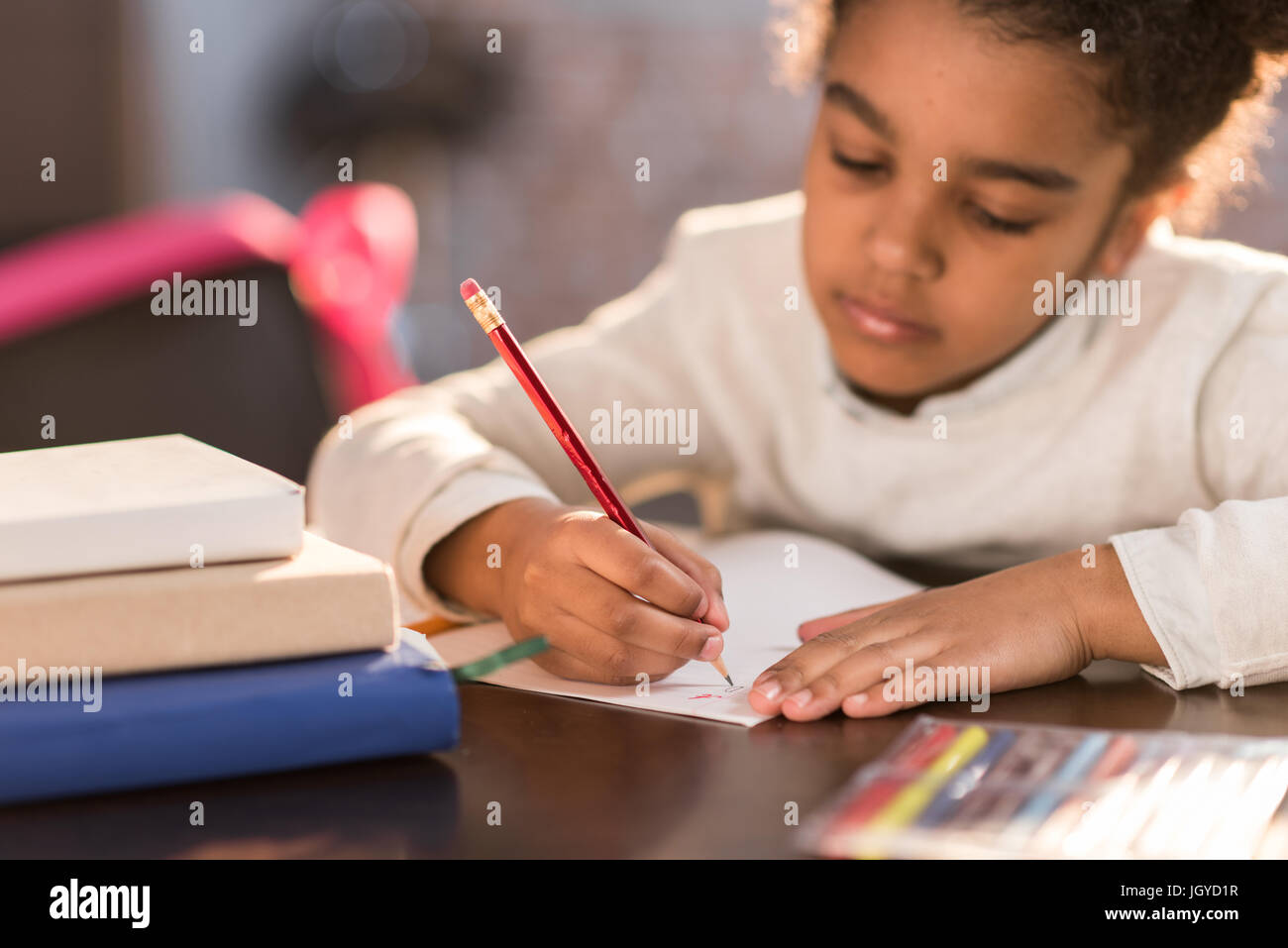 African American schoolgirl facendo i compiti di scuola elementare concetto dello studente Foto Stock