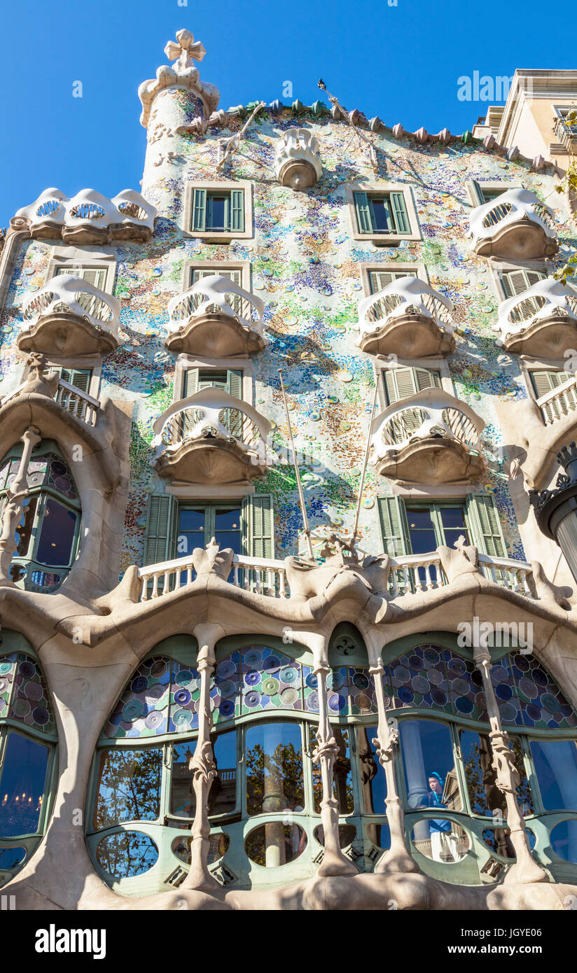 Barcellona Catalunya Vista del mosaico della facciata esterna della Casa Batllo progettato dall architetto Antoni Gaudì Barcellona Spagna UE Europa Catalogna Foto Stock