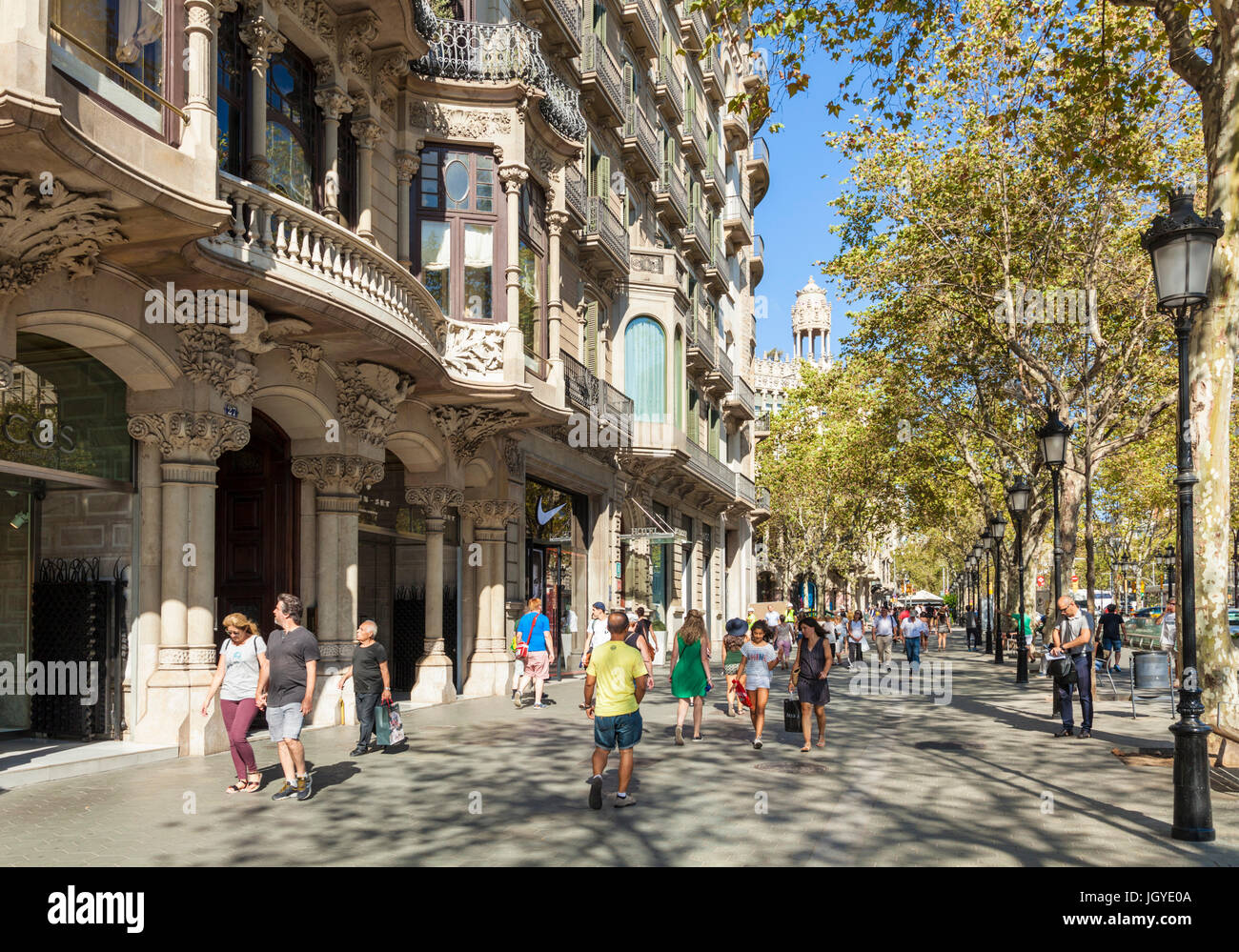 Barcellona Catalogna Spagna i turisti a piedi lungo il viale alberato Passeig de Gracia main street Avenue di Barcellona europa ue Catalogna Foto Stock