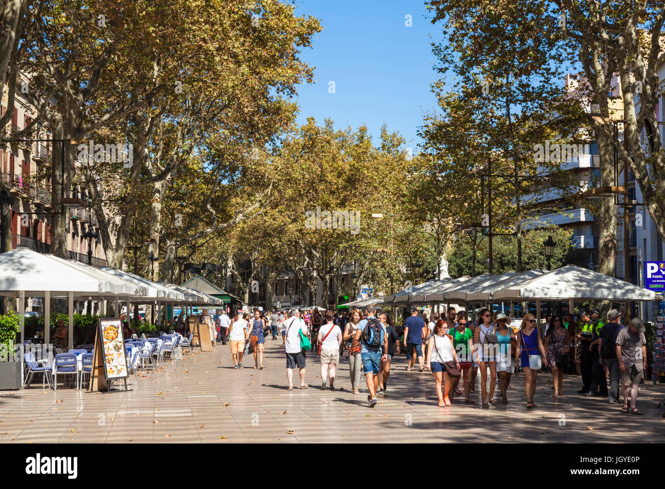 Barcellona Catalogna Spagna Las Ramblas i turisti a piedi lungo Las Ramblas Barcelona Las Ramblas la rambla barcelona cafe UE Europa Catalogna Foto Stock