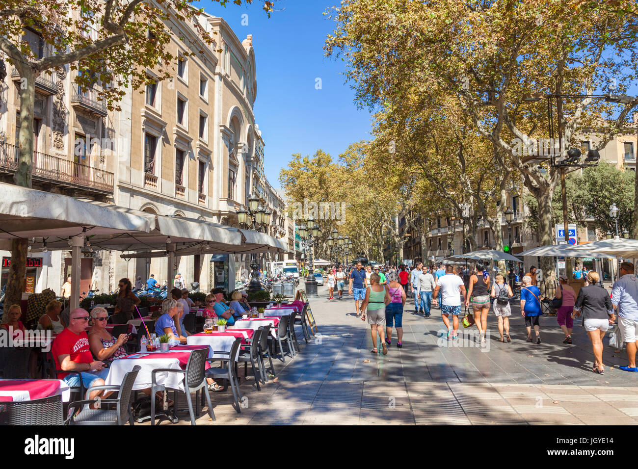 Barcellona Catalogna Spagna Las Ramblas i turisti a piedi lungo Las Ramblas Barcelona Las Ramblas la rambla barcelona cafe UE Europa Catalogna Foto Stock