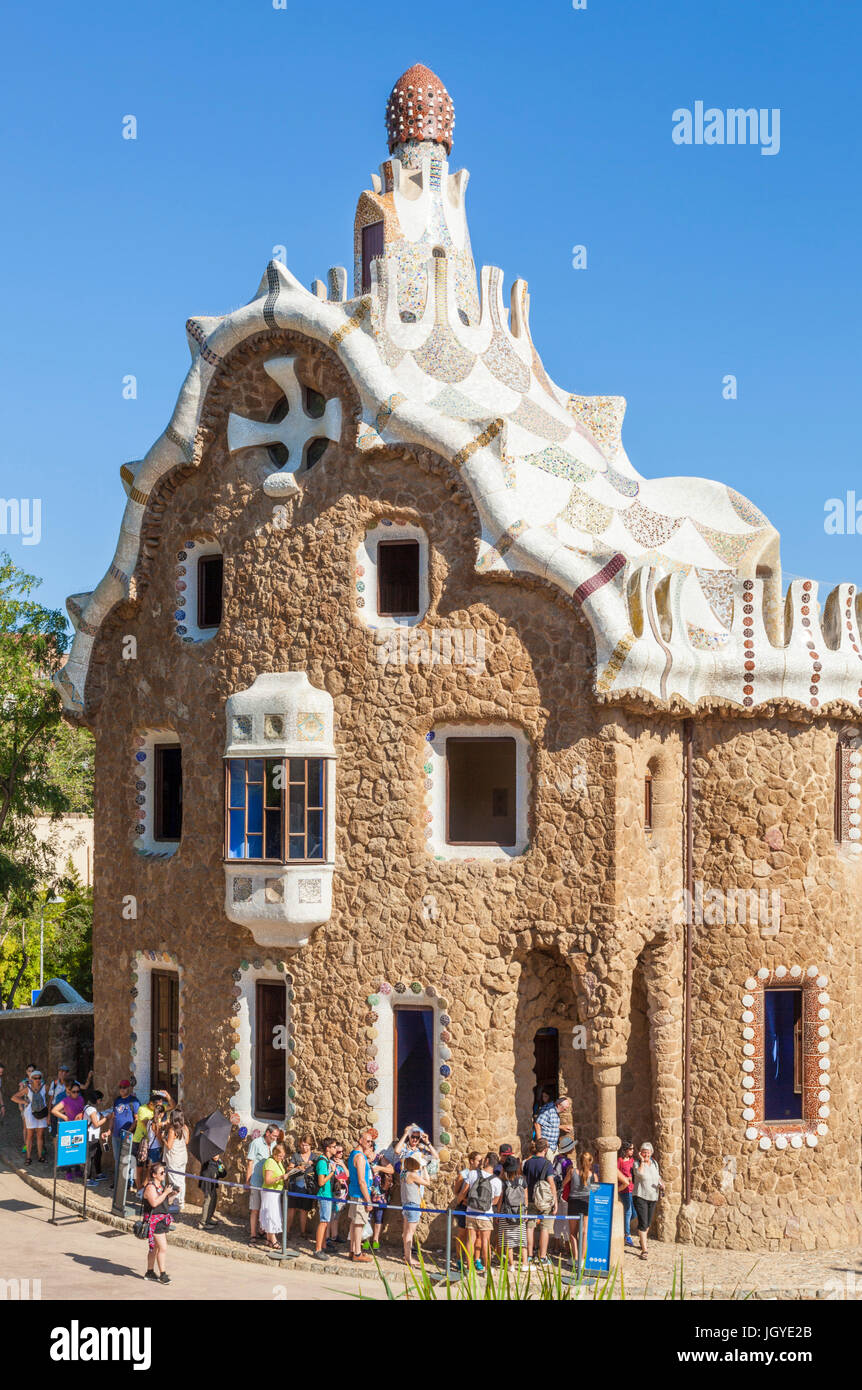 Barcellona Catalunya Park Guell Barcellona Parc Guell Barcellona facchini lodge casa del guarda i turisti queuing Barcelona Spagna UE Europa Catalogna Foto Stock