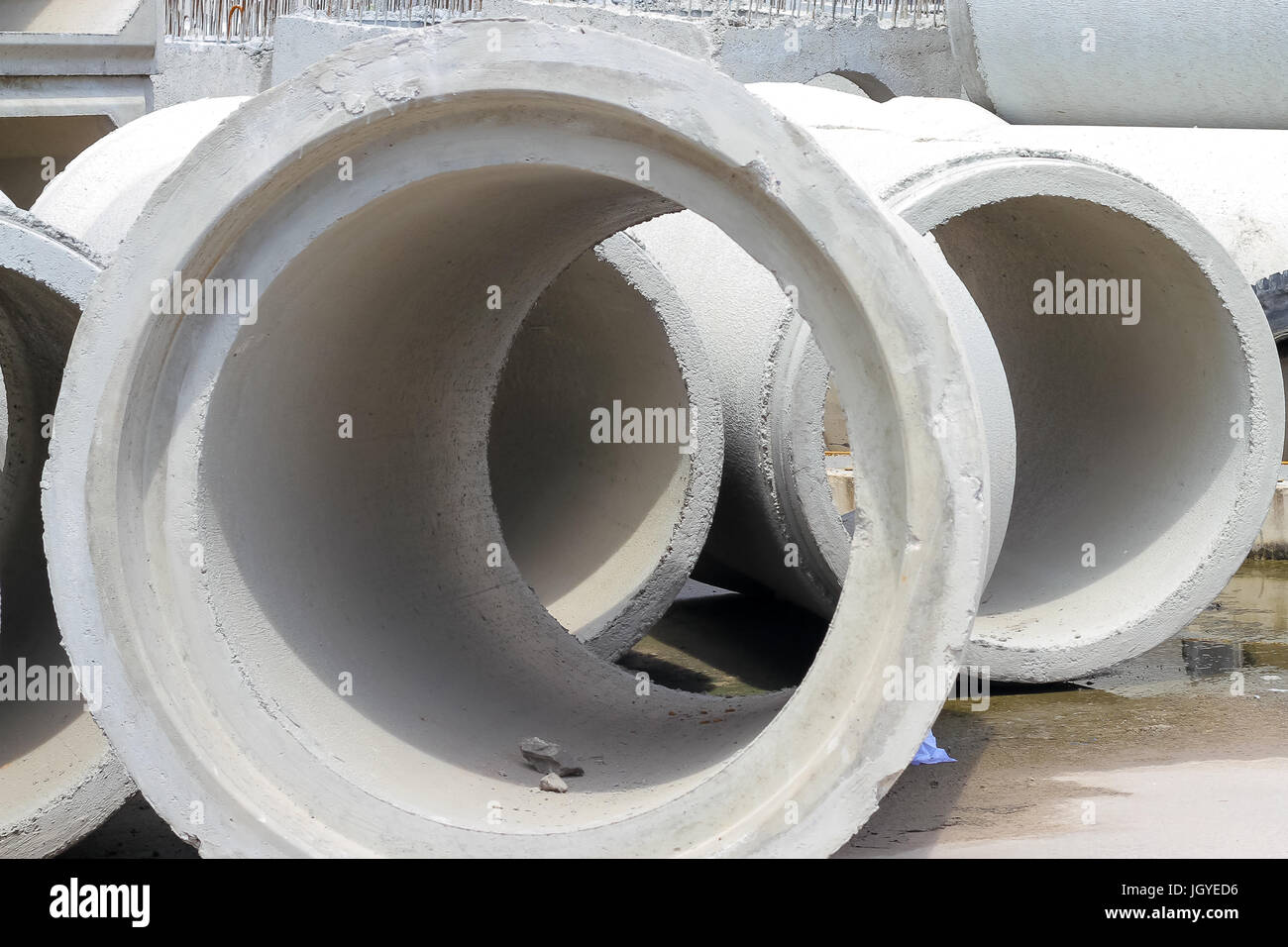 Calcestruzzo tubi di drenaggio sul pavimento in calcestruzzo per l'edilizia industriale. Foto Stock