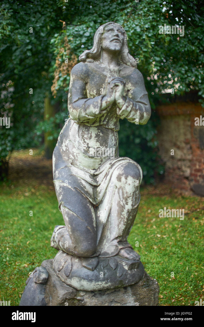 Statua di Gesù in preghiera nel cortile della chiesa di Sant'Anna Zabkowice Slaskie Bassa Slesia Polonia Foto Stock