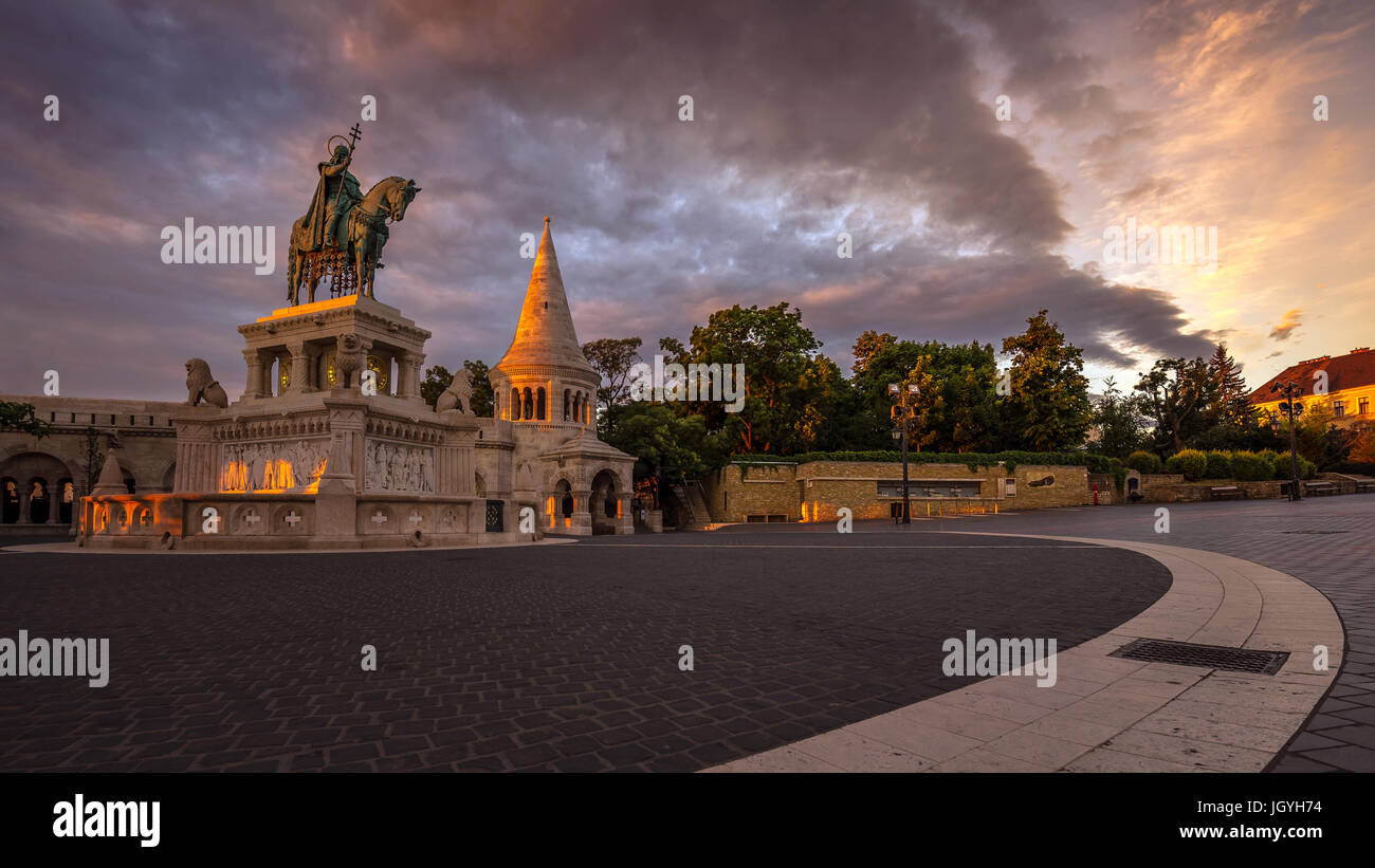 Budapest, Ungheria - una bella mattina luci al Bastione del Pescatore e la statua di Stephen I. con colorati Cielo e nubi Foto Stock