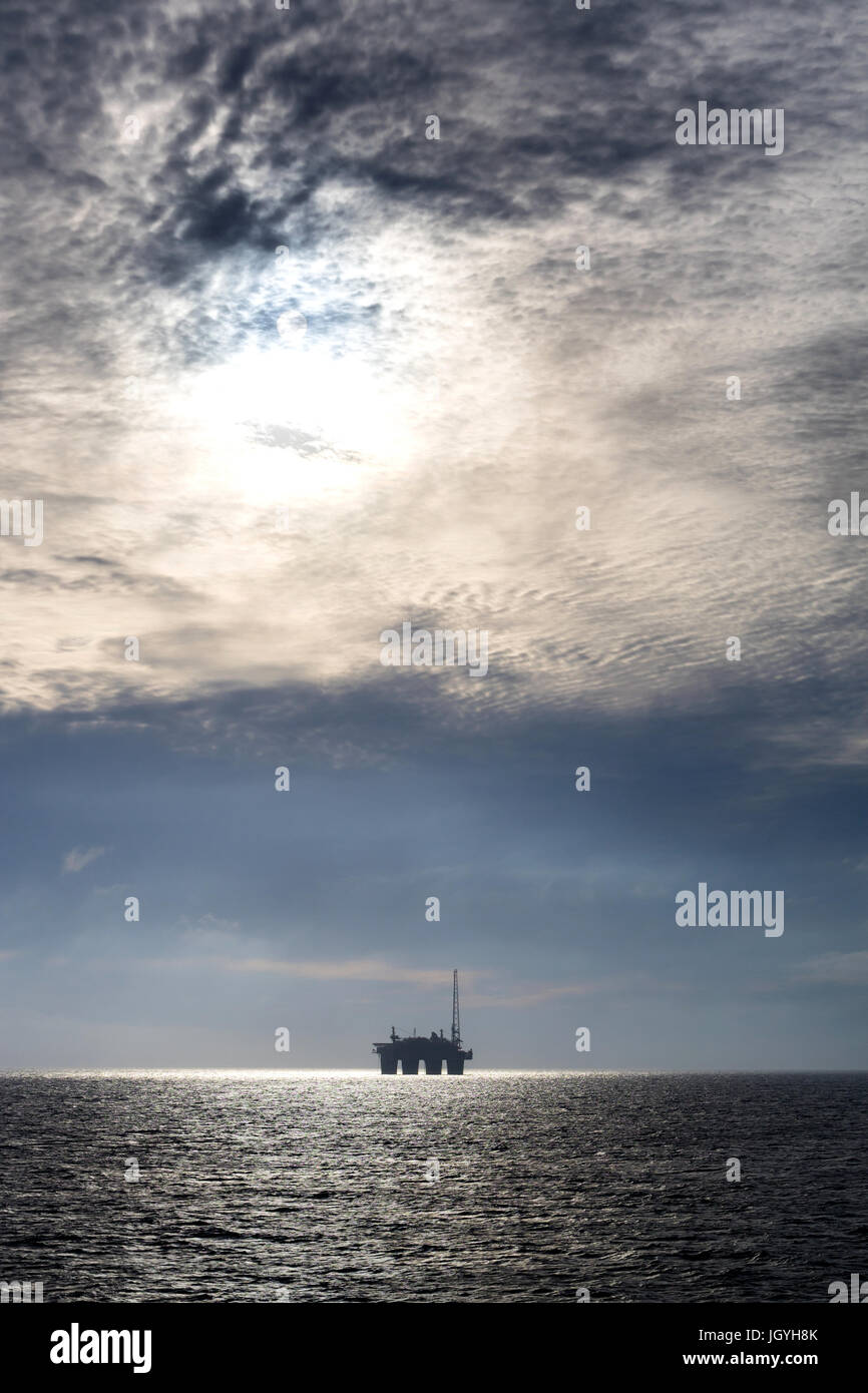 Silhouette di un olio impianto di perforazione nel Mare del Nord Foto Stock