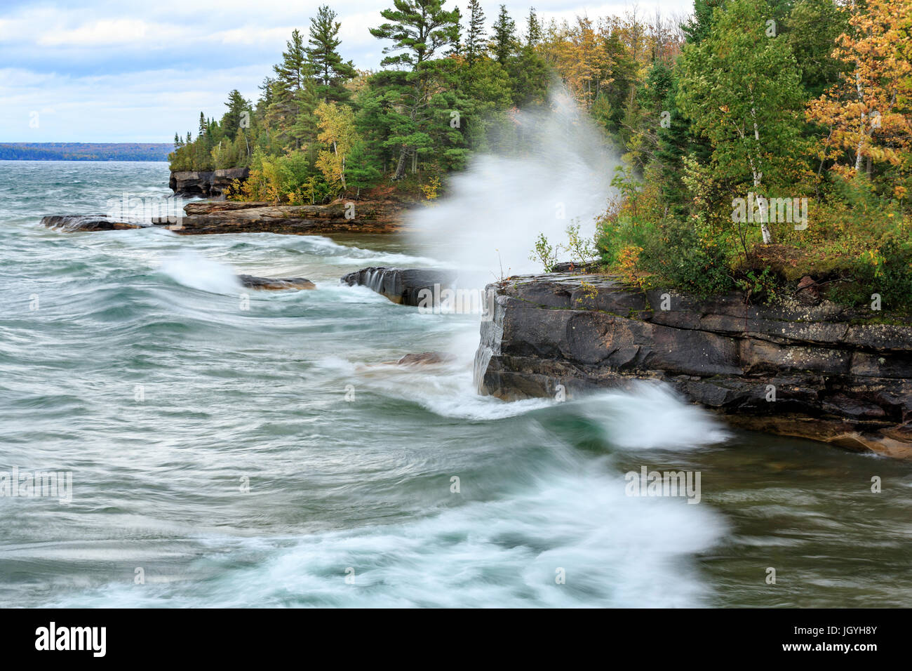 Si infrangono onde si infrangono contro una costa rocciosa a Pictured Rocks National Lakeshore nella Penisola Superiore del Michigan Foto Stock