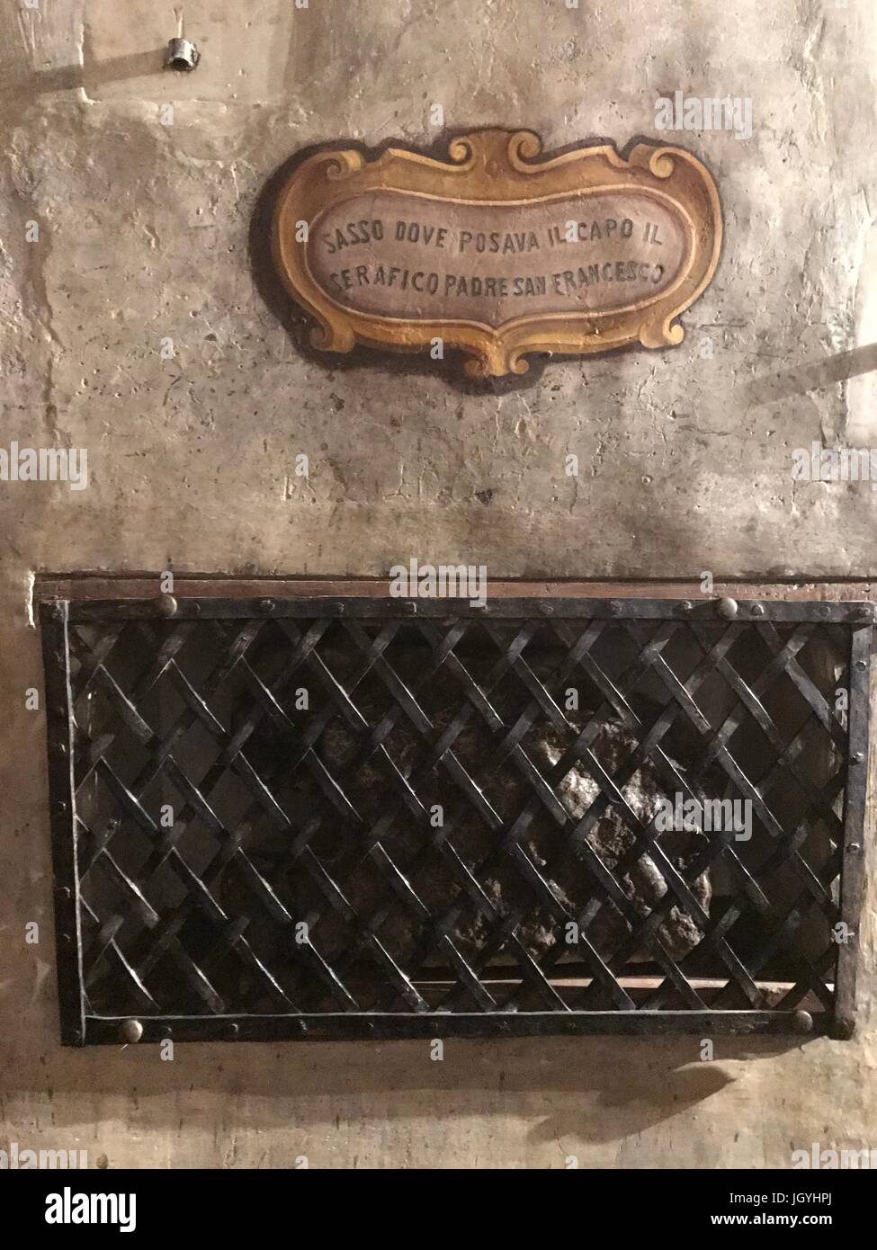 La pietra dove San Francesco dormiva nella chiesa di San Francesco a Ripa in Trastevere, Roma, Italia Foto Stock