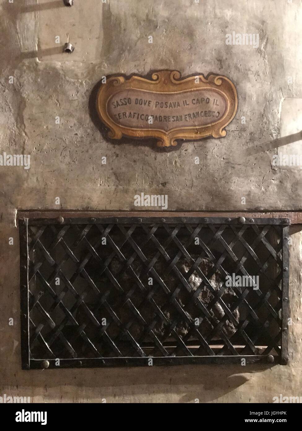 La pietra dove San Francesco dormiva nella chiesa di San Francesco a Ripa in Trastevere, Roma, Italia Foto Stock
