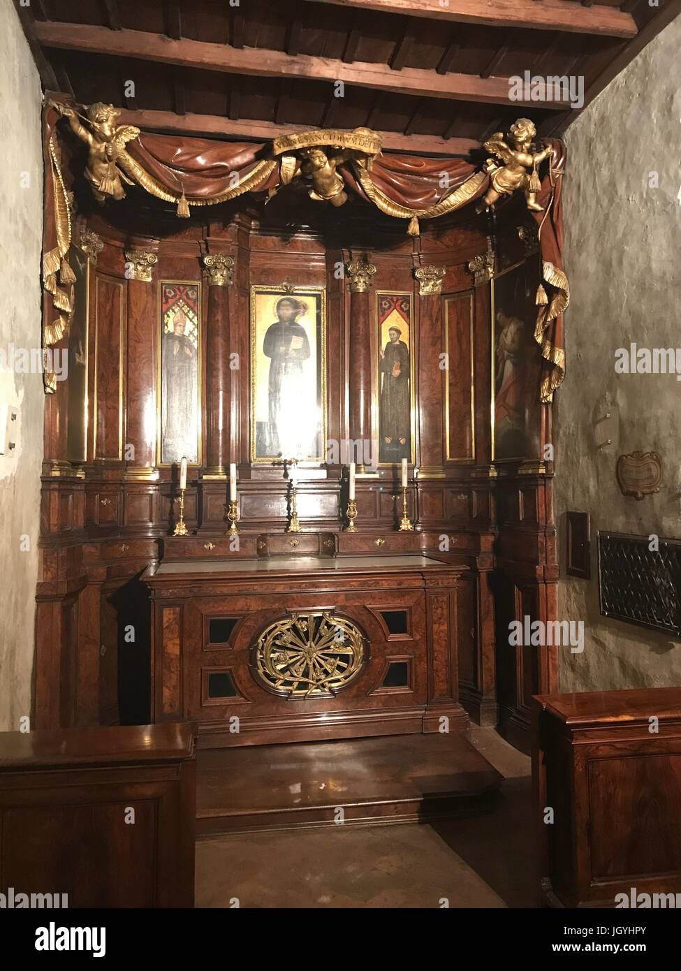 La pietra dove San Francesco dormiva nella chiesa di San Francesco a Ripa in Trastevere, Roma, Italia Foto Stock