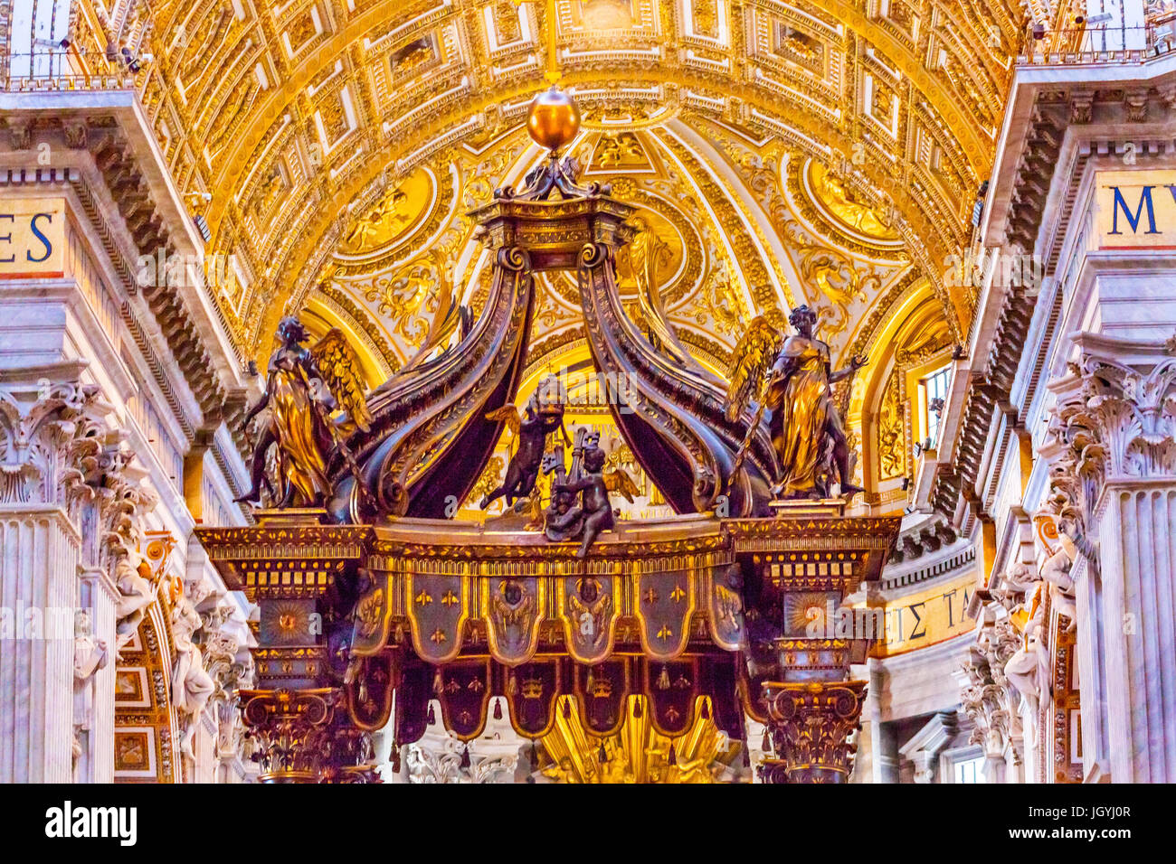 La Basilica di San Pietro Bernini Baldacchino Vaticano anteriore. Baldacchino baldacchino costruito nel Seicento su altare e la tomba di S. Pietro Foto Stock