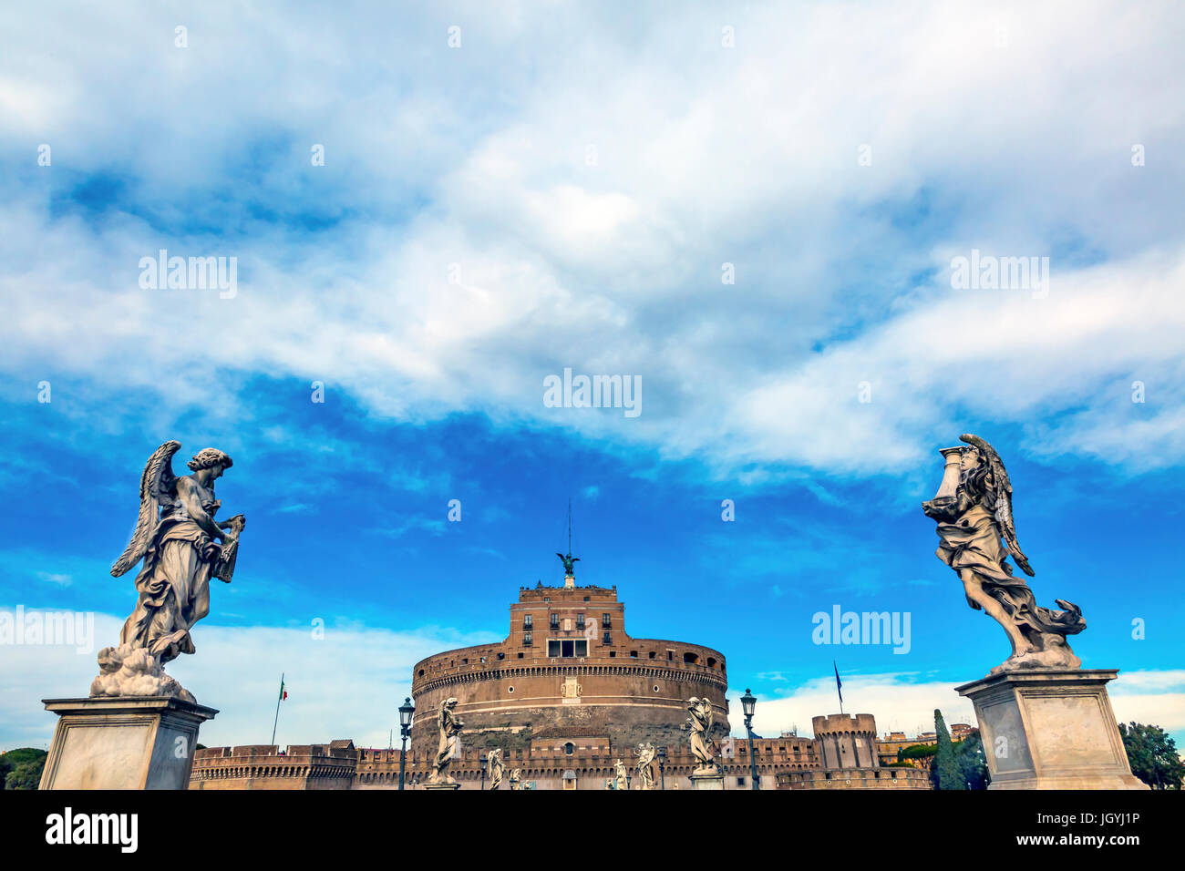 Castel Sant Angelo Vaticano Castello Bernini Angeli Ponte Ponte Sant Angelo Roma Italia. Il castello fu costruito nel 1277 sulla sommità di edifici della tomba. Il castello di p Foto Stock