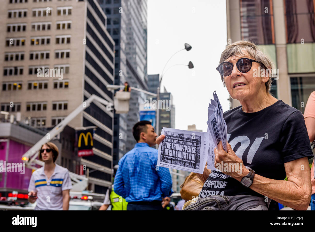 New York, Stati Uniti. 11 Luglio, 2017. Sulla Luglio 11, 2017; al di fuori di Fox News Network sede a New York City, RefuseFascism.org impegnati in 100 ore continue di protesta (fino al 15 luglio), invitando le persone a venire testimoniare e di protesta contro il regime Trump-Pence e l'odio-riempita dal narrativo loro boccaglio Fox News. Credito: Erik McGregor/Pacific Press/Alamy Live News Foto Stock