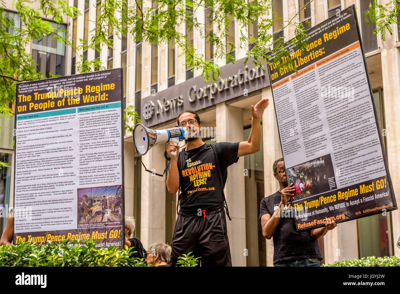 New York, Stati Uniti. 11 Luglio, 2017. Sulla Luglio 11, 2017; al di fuori di Fox News Network sede a New York City, RefuseFascism.org impegnati in 100 ore continue di protesta (fino al 15 luglio), invitando le persone a venire testimoniare e di protesta contro il regime Trump-Pence e l'odio-riempita dal narrativo loro boccaglio Fox News. Credito: Erik McGregor/Pacific Press/Alamy Live News Foto Stock