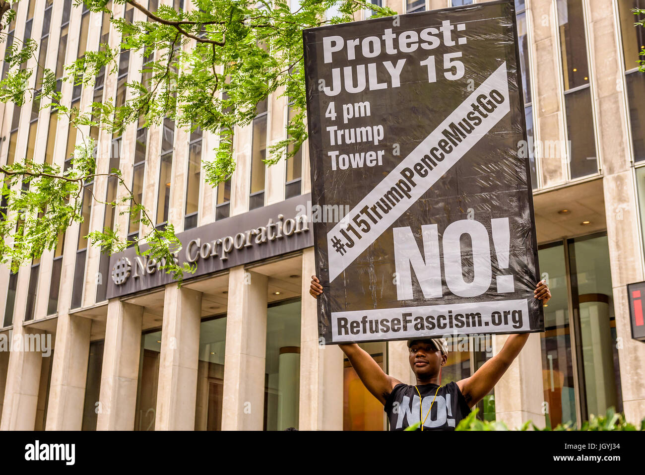 New York, Stati Uniti. 11 Luglio, 2017. Sulla Luglio 11, 2017; al di fuori di Fox News Network sede a New York City, RefuseFascism.org impegnati in 100 ore continue di protesta (fino al 15 luglio), invitando le persone a venire testimoniare e di protesta contro il regime Trump-Pence e l'odio-riempita dal narrativo loro boccaglio Fox News. Credito: Erik McGregor/Pacific Press/Alamy Live News Foto Stock