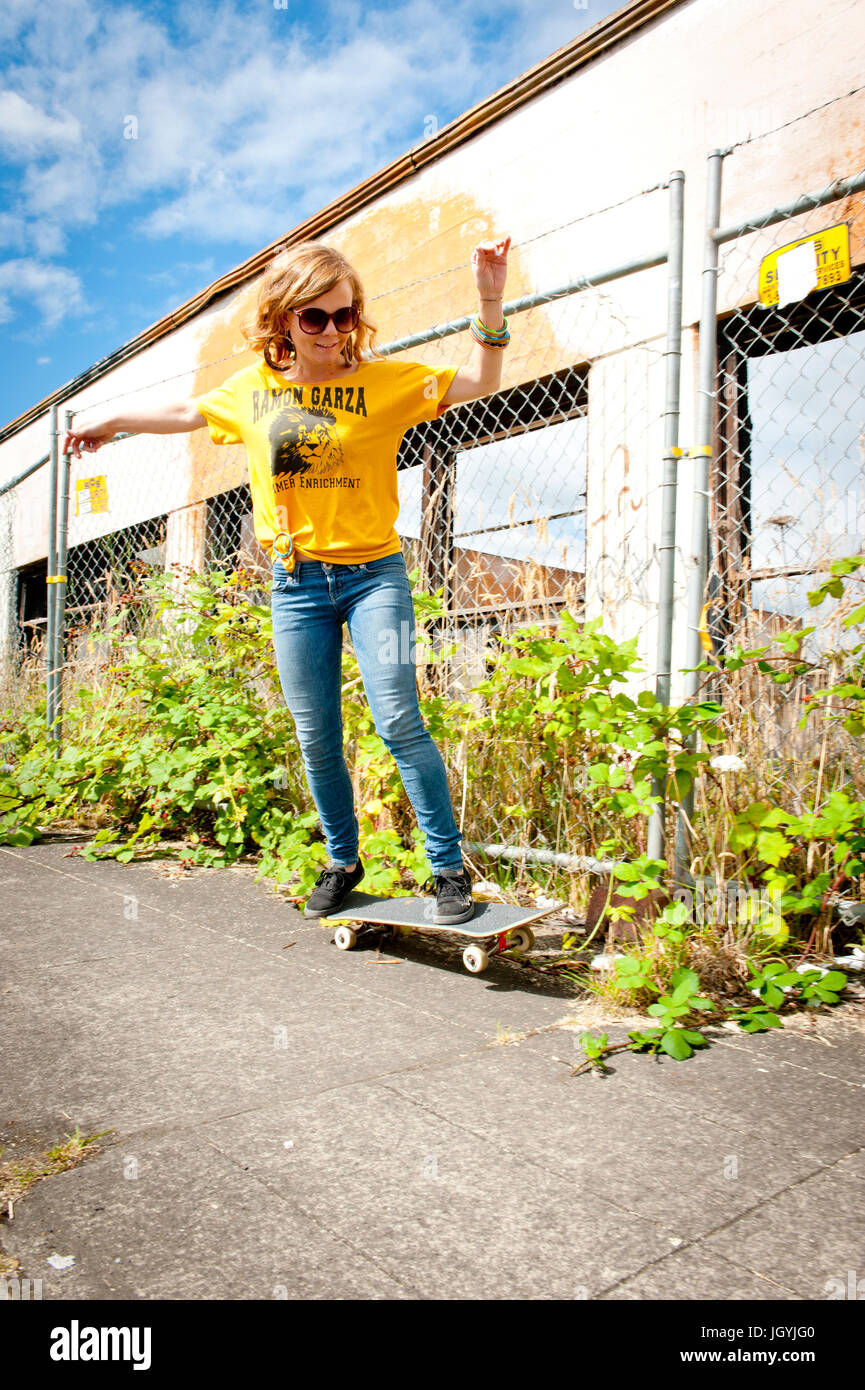 Lindsey Jo Holmes fondata Maple XO per recuperare il vecchio skateboard mantenendoli dalle discariche e la creazione di gioielli dalle colorate, legno laminato. Foto Stock
