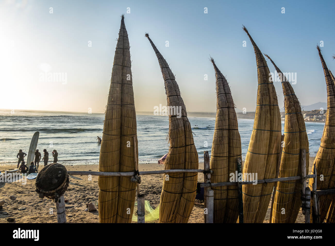 Huanchaco Beach e le tradizionali imbarcazioni reed (caballitos de totora) - Trujillo, Perú Foto Stock