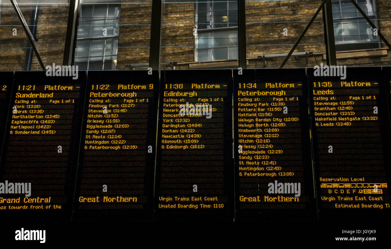 Scheda destinazioni su atrio principale alla stazione di King Cross a Londra, Inghilterra, Regno Unito Foto Stock